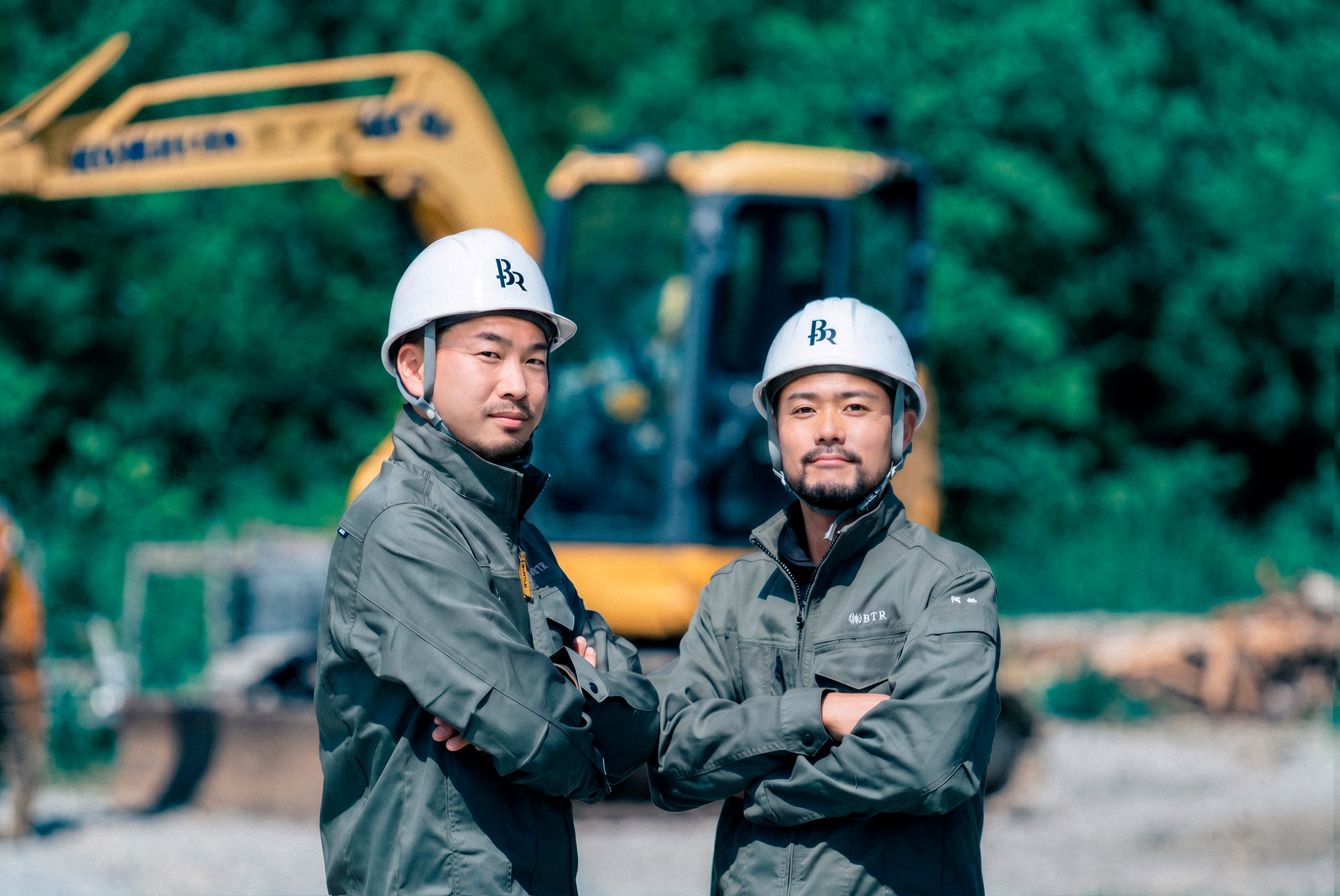 ヘルメットを着用したスタッフが現場確認をする様子