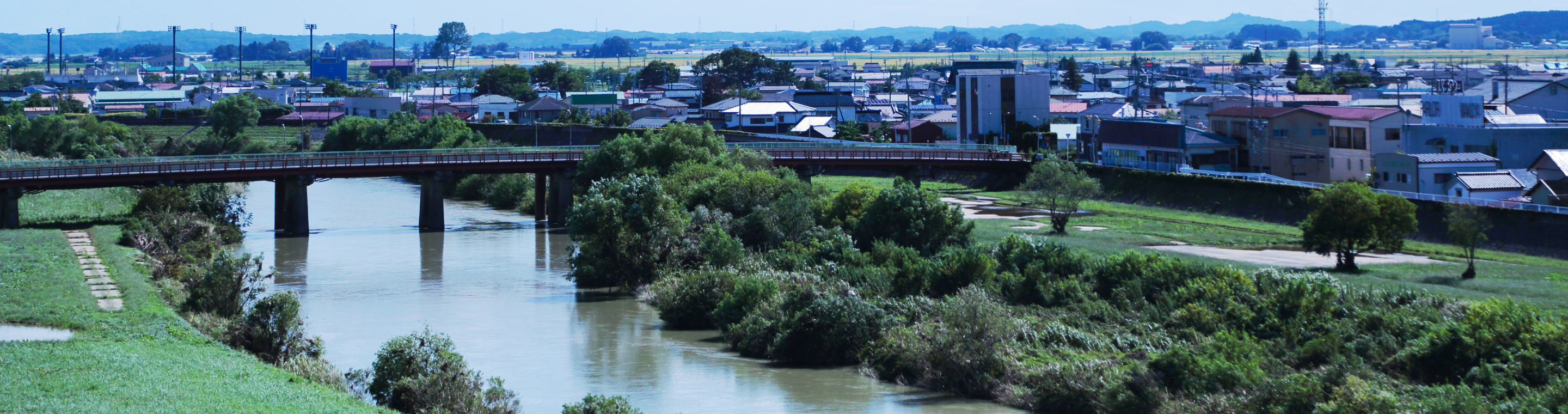 涌谷町を流れる川と橋、その周辺に広がる街並み